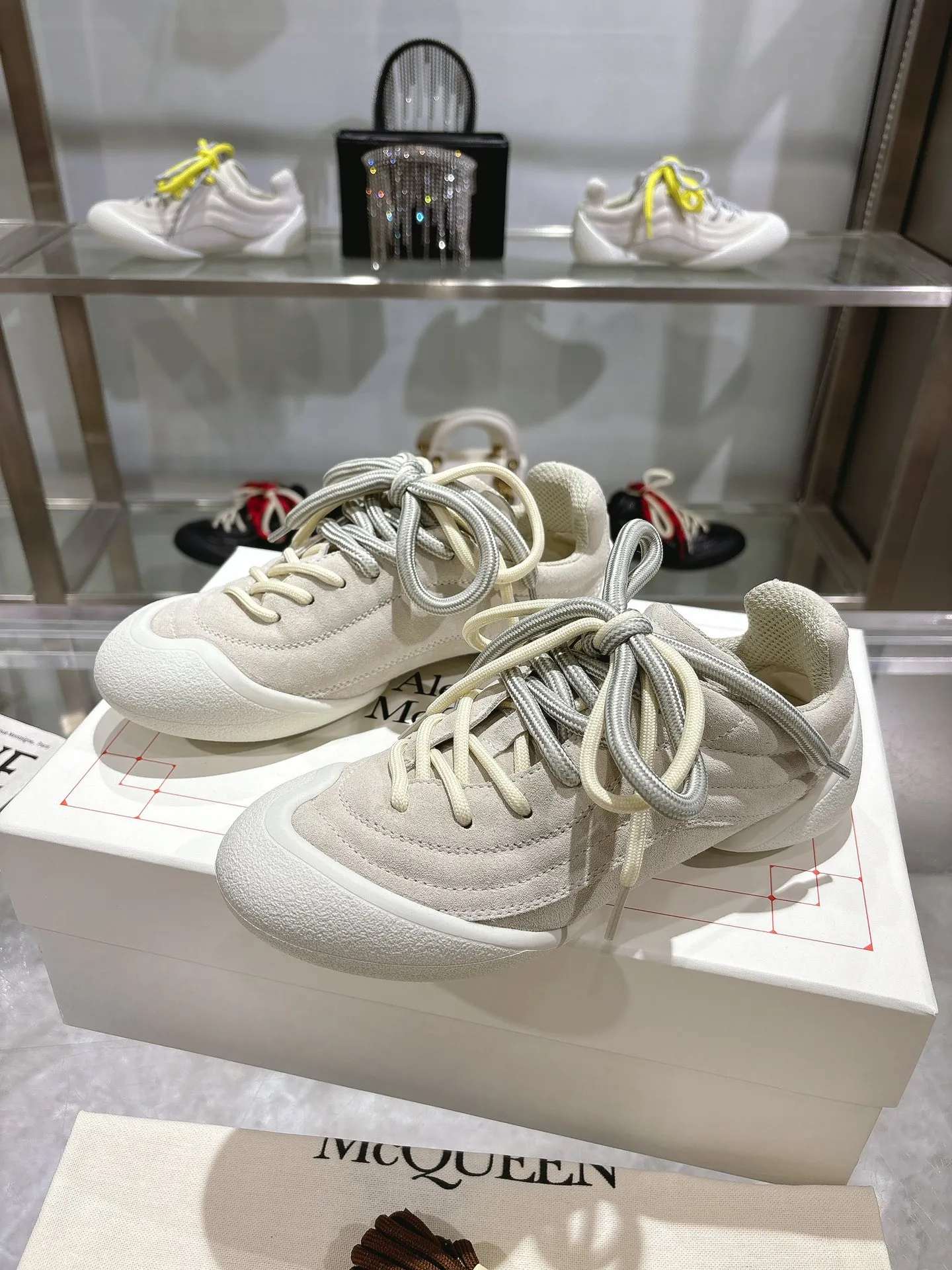 p580💰Couple model 𝐀𝐥𝐞𝐱𝐚𝐧𝐝𝐞𝐫 𝐌𝐜𝐐𝐮𝐞𝐞𝐧#/Alexander McQueen’s latest Flexion series, retro, casual, sneakers, original purchase, development, production, this Flexion Off Low-top sneakers in white grained leather with varying sized laces and an anatomically inspired lightweight segmented sole. The reverse skull pattern is embossed on the heel. Fabric: Original customized imported first-layer cowhide. Lining: Customized imported breathable mesh lining. Sole: Original open-molded non-slip TPU material. Bottom thickness: 2CM. Size: #Female size 35-40 (40 customized, non-refundable) #Men’s code 39-45 (45 customized, non-refundable)